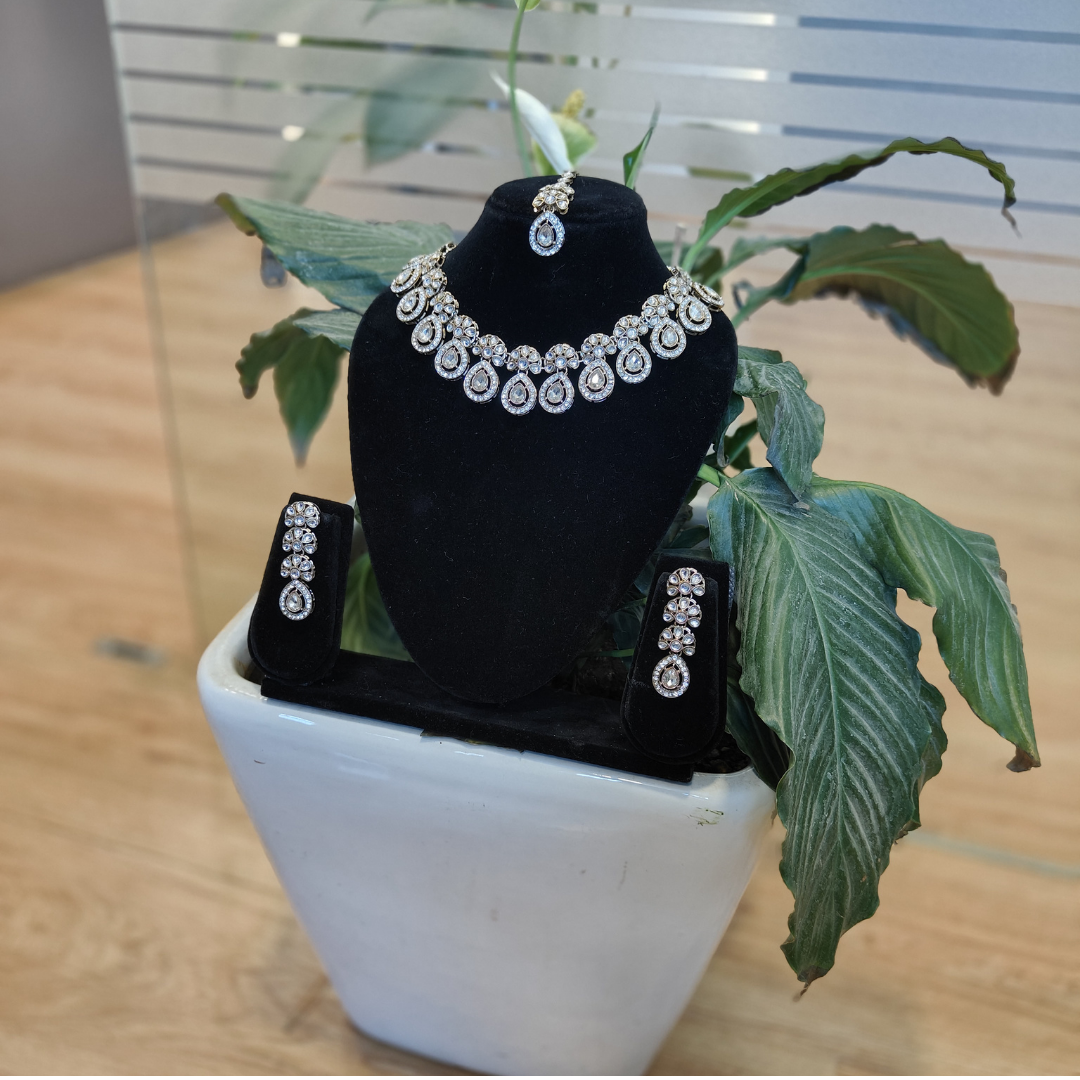 Regal Teardrop Kundan Set