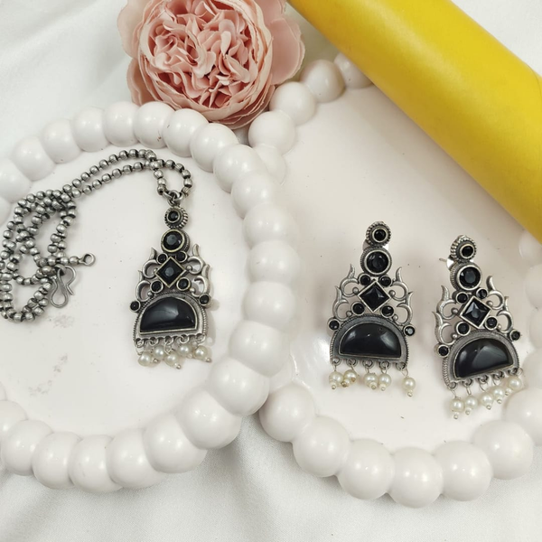 The Empress Onyx & Pearl Pendant Set