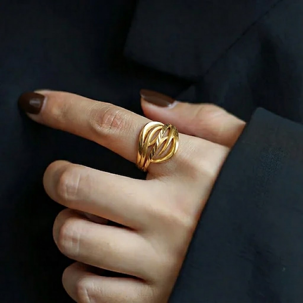 Close-up of Jwanas Aura Wave Ring worn on hand