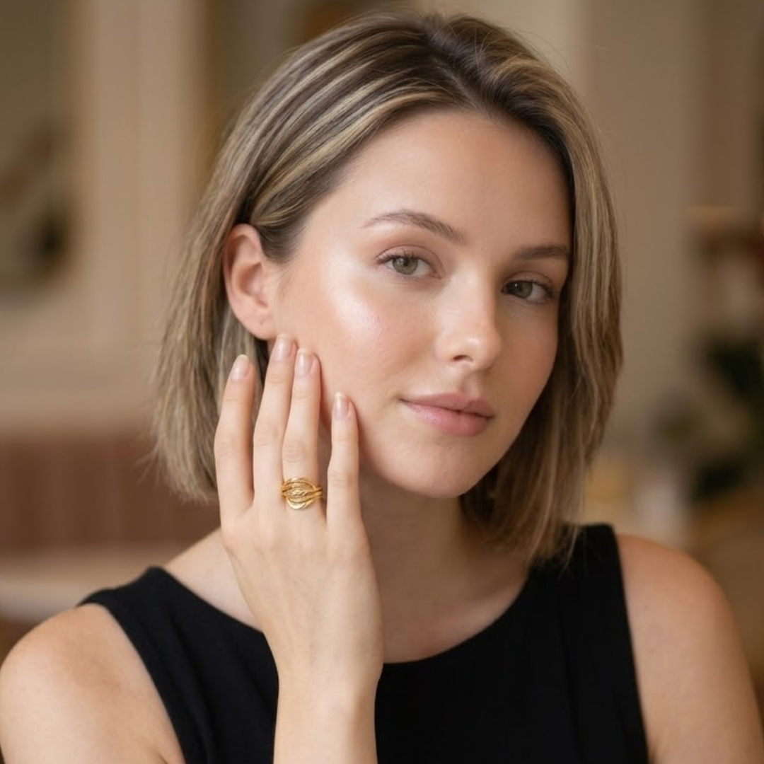 Model wearing Jwanas Aura Wave Ring