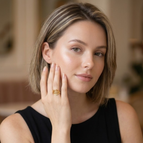 Model wearing Jwanas Aura Wave Ring