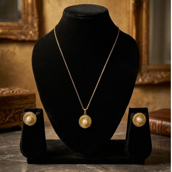 Jwanas Celestia Sunburst pendant displayed on mannequin bust