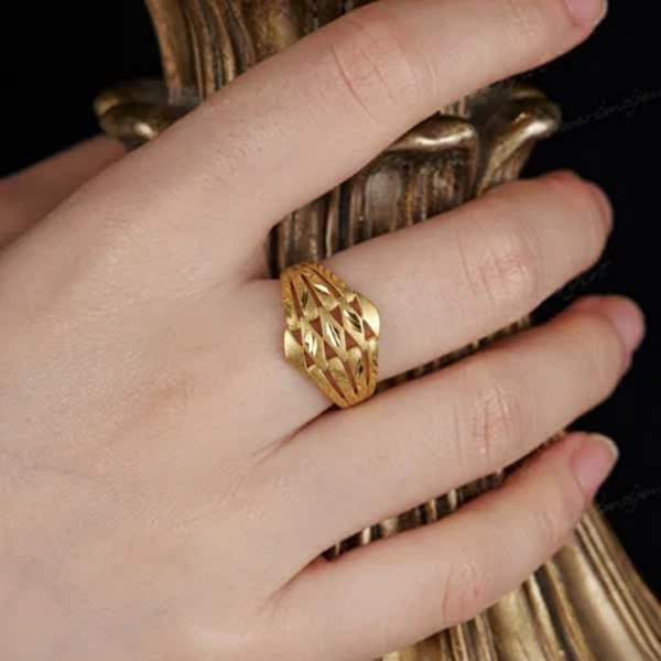 Close-up of Jwanas Gilded Swirl Filigree Ring worn on hand