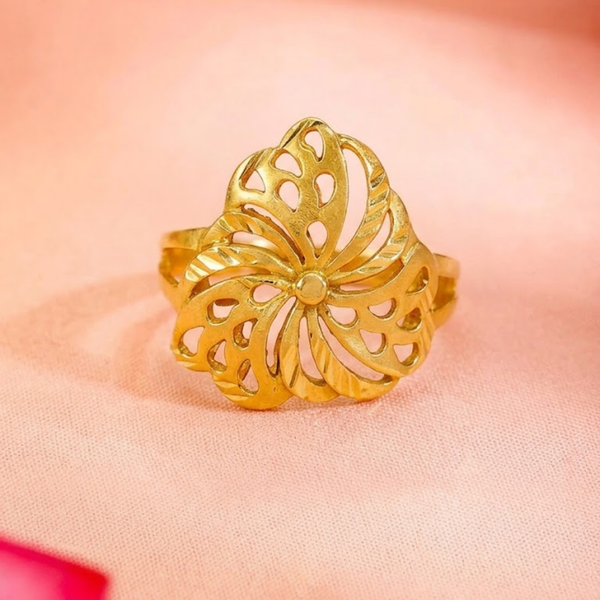 Jwanas Golden Pinwheel Filigree Ring close-up