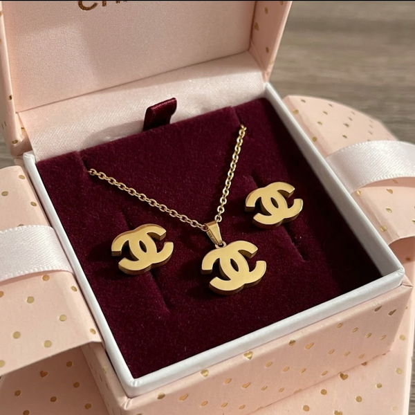 Jwanas Iconic Interlocking Set displayed in jewellery box packaging