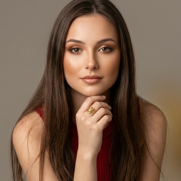 Model wearing Jwanas Luna Petal Ring